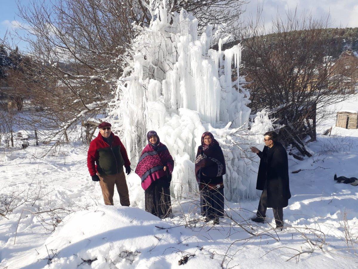 Tokat'ta patlayan su borusu ağaca dönüştü