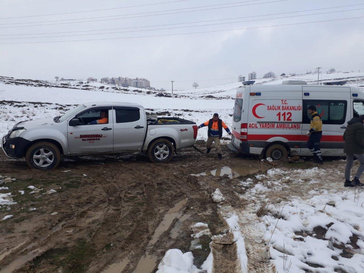 Bursa'da çamura saplanan ambulans kurtarıldı