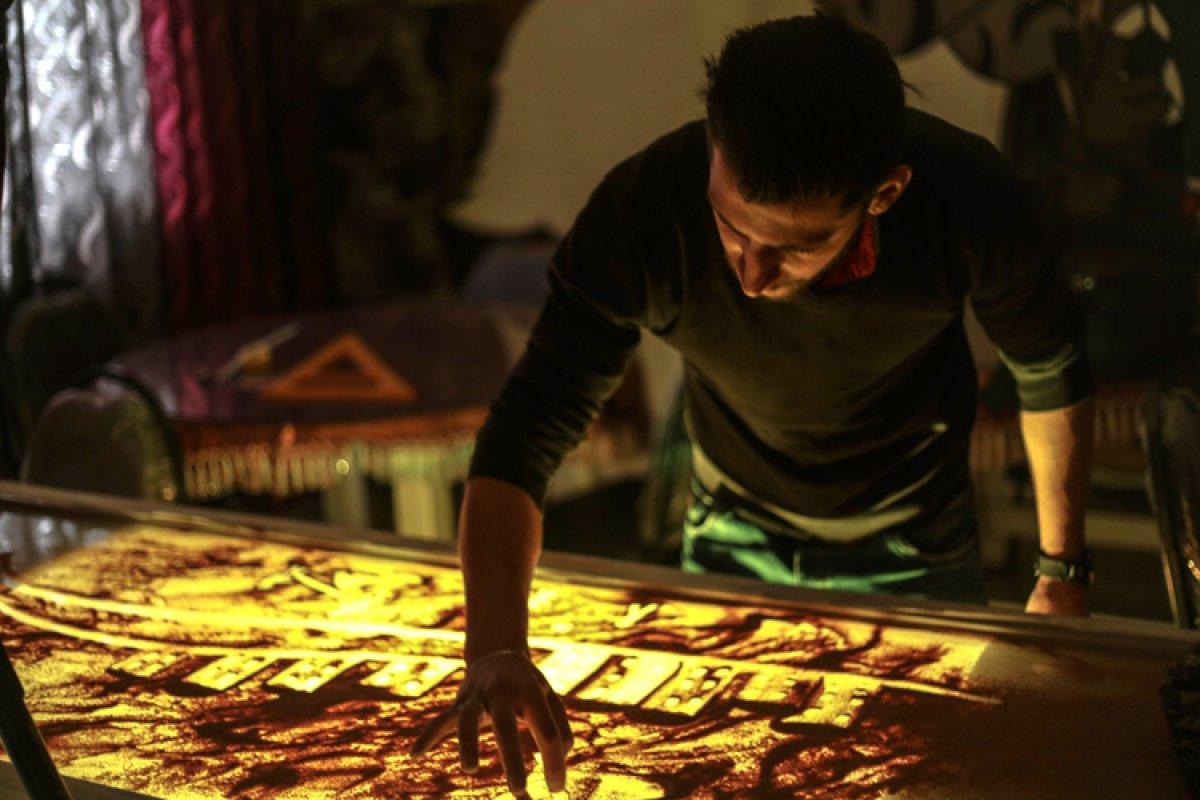 İdlibli sanatçı kum taneleriyle Suriyelilerin acısını anlatıyor