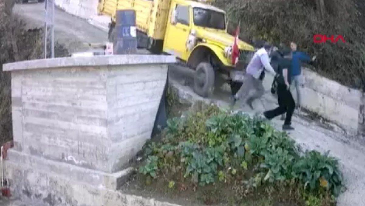 Trabzon'da rampadan kayan kamyondan böyle kaçtılar