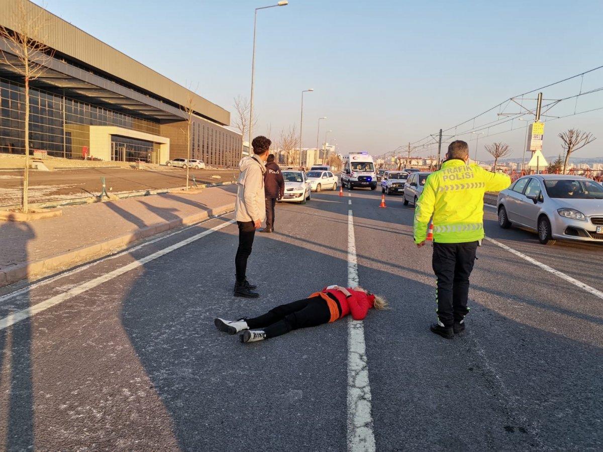 Kayseri'de genç kız hareket halindeki araçtan atladı