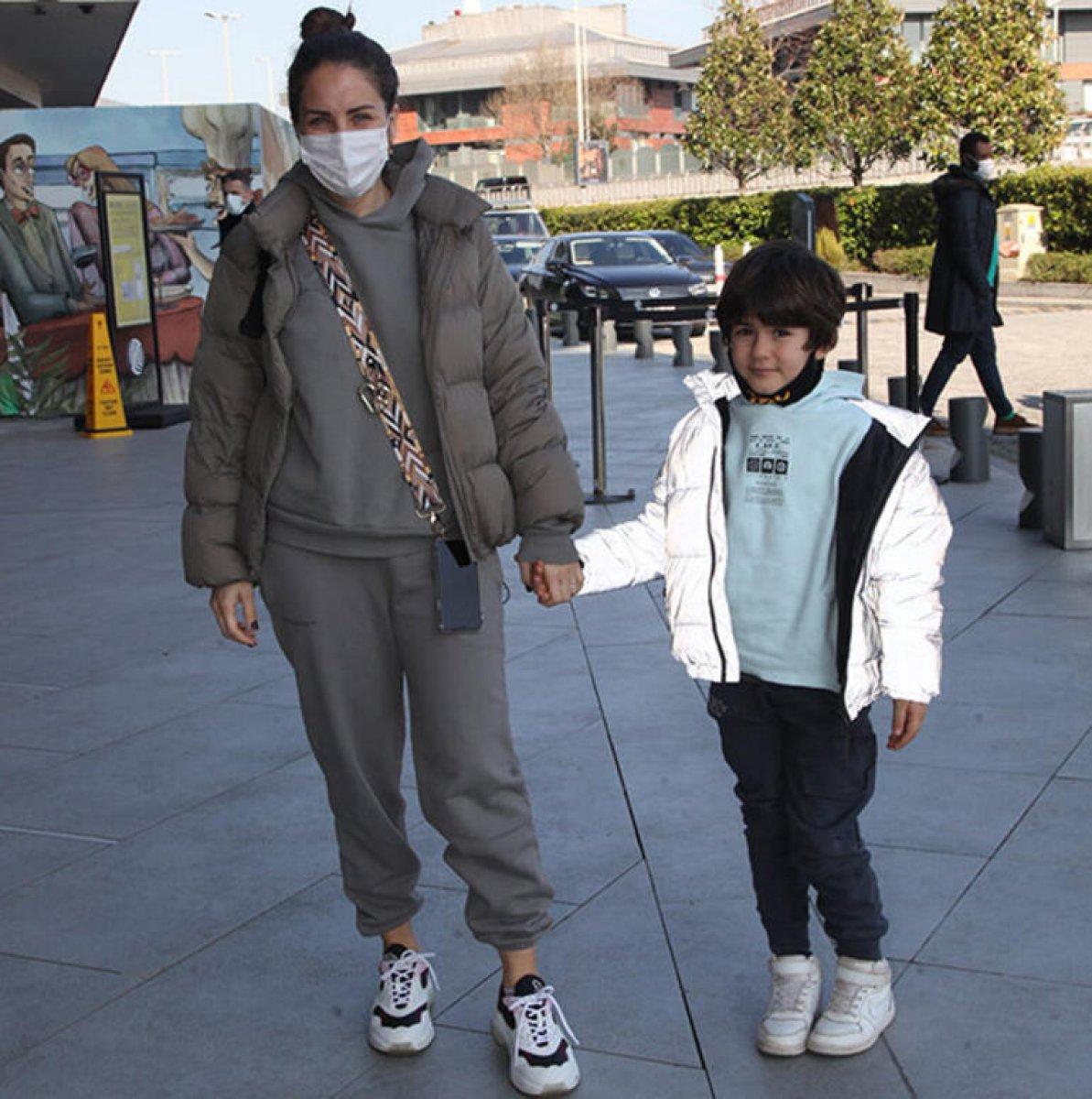 Aslı Tandoğan, oğluyla alışverişte