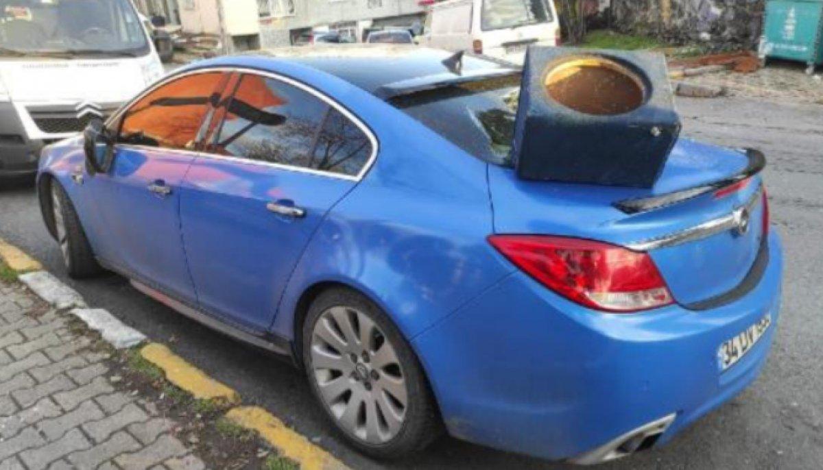 Beyoğlu'nda dayısının otomobilini parçaladı