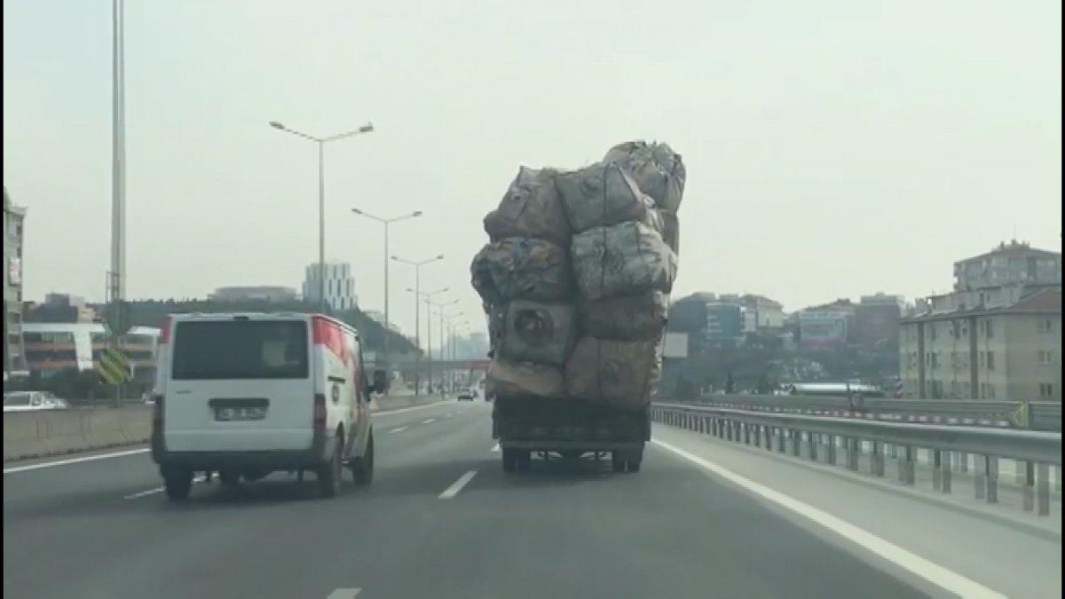Kartal'da aşırı yük taşıyan kamyonet trafikte korku yaşattı