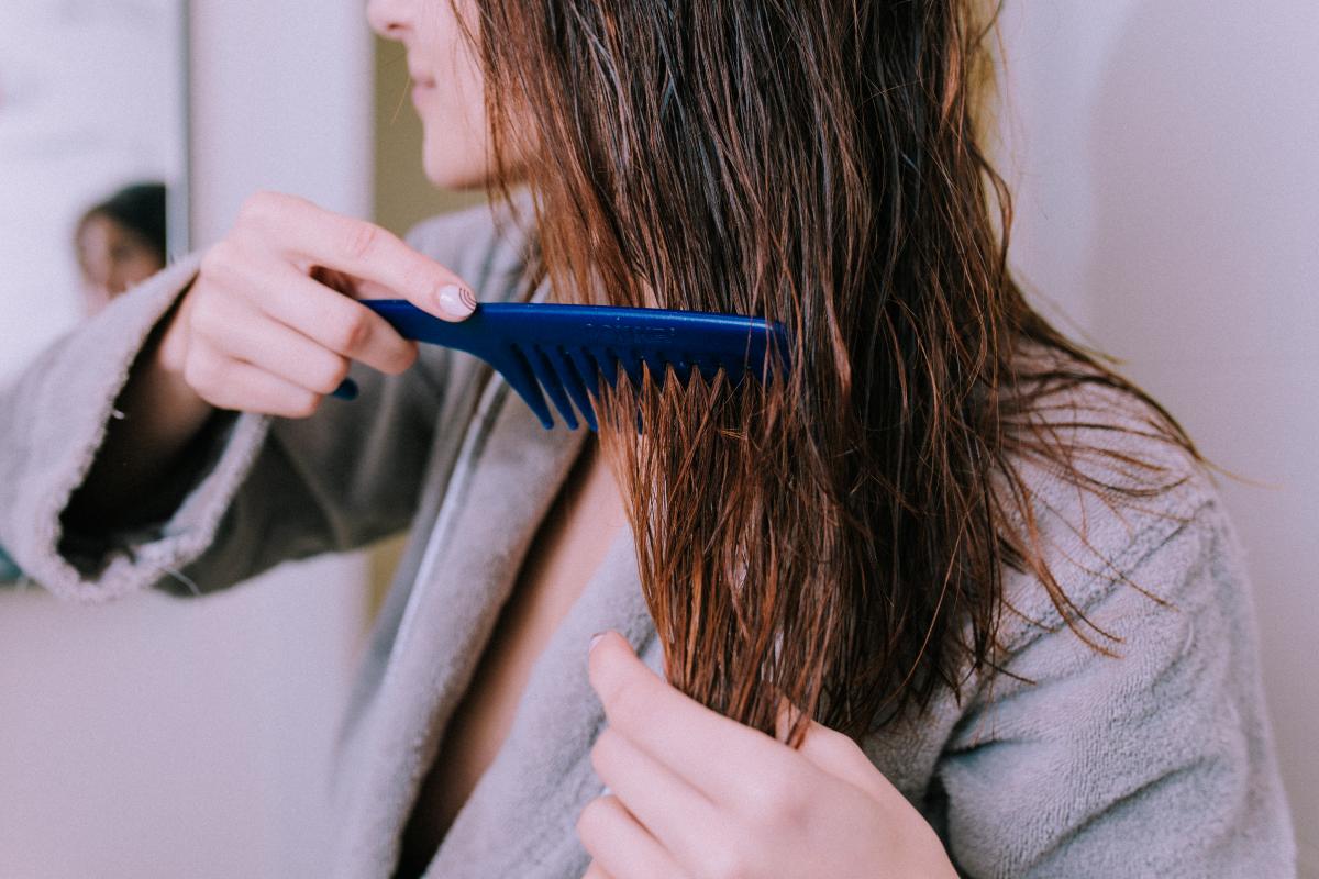 Düğümlenmiş, karışık saçlardan kurtulmanın yolları