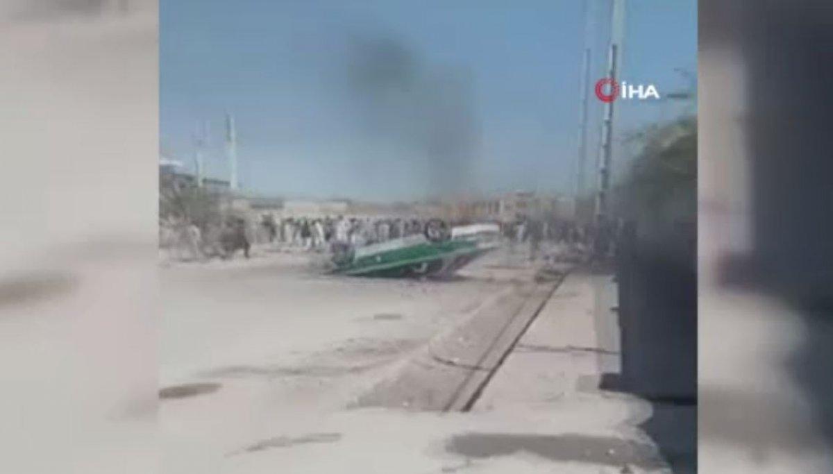 İran'da göstericiler valilik binasına saldırdı