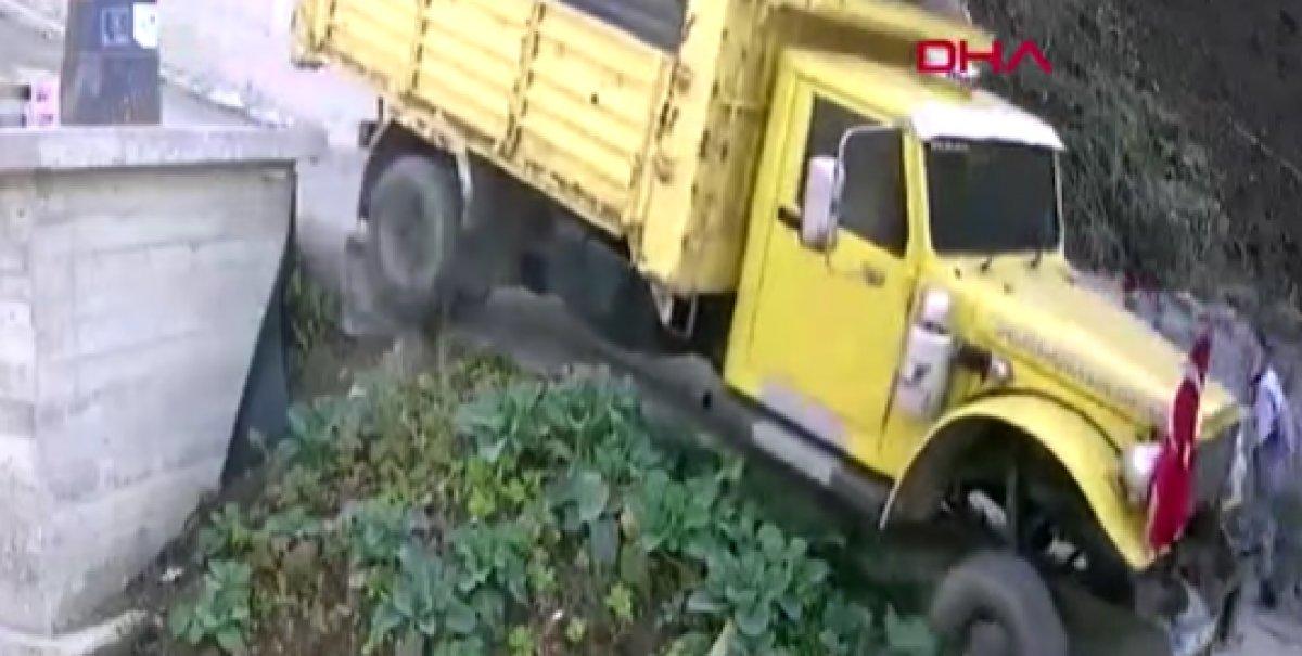 Trabzon'da rampadan kayan kamyondan böyle kaçtılar