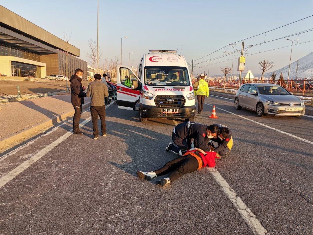Kayseri'de genç kız hareket halindeki araçtan atladı