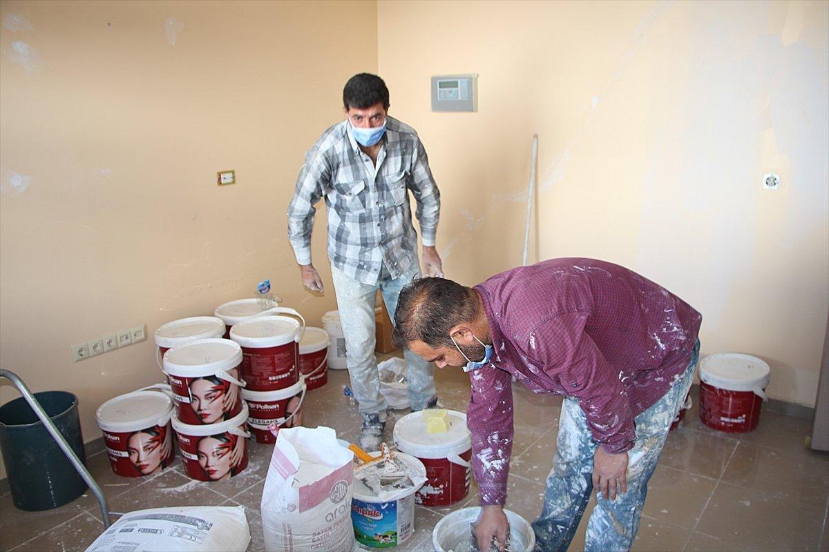 Bingöl'de koronavirüsle mücadele edilen hastaneyi ücretsiz boyadılar