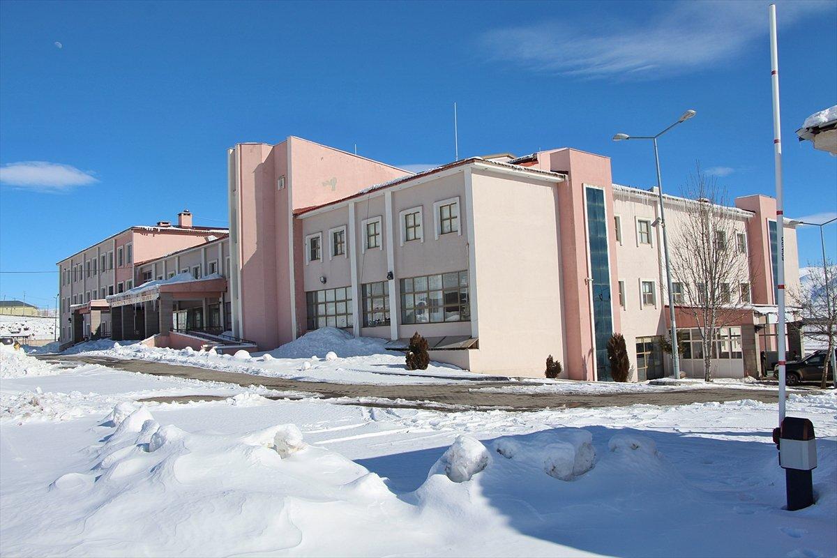 Bingöl'de koronavirüsle mücadele edilen hastaneyi ücretsiz boyadılar
