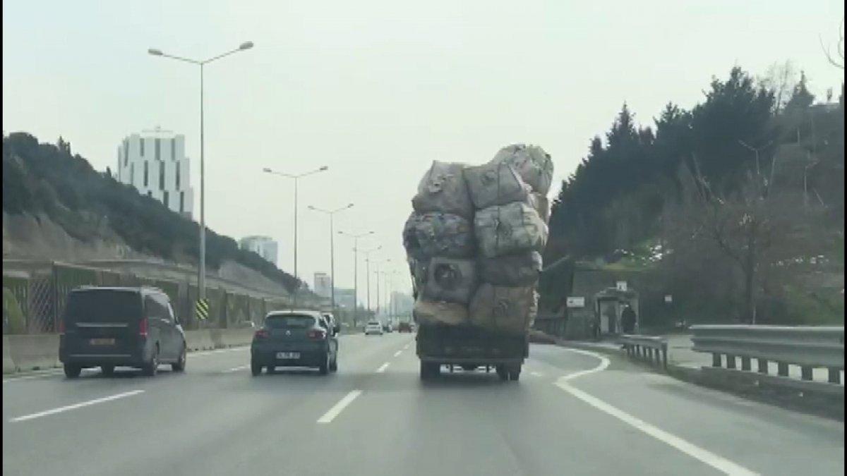 Kartal'da aşırı yük taşıyan kamyonet trafikte korku yaşattı