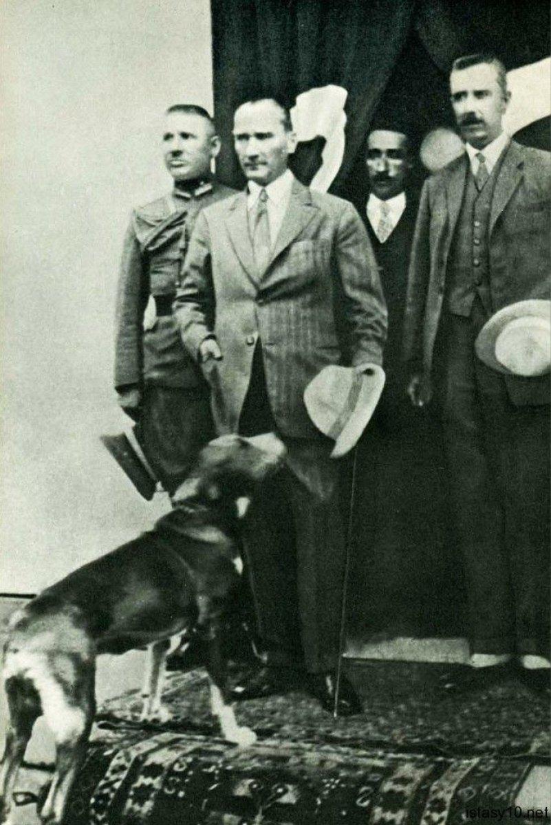 CHP'li Bilecik Belediyesi'nden Atatürk ve köpeği Foks'un heykeli