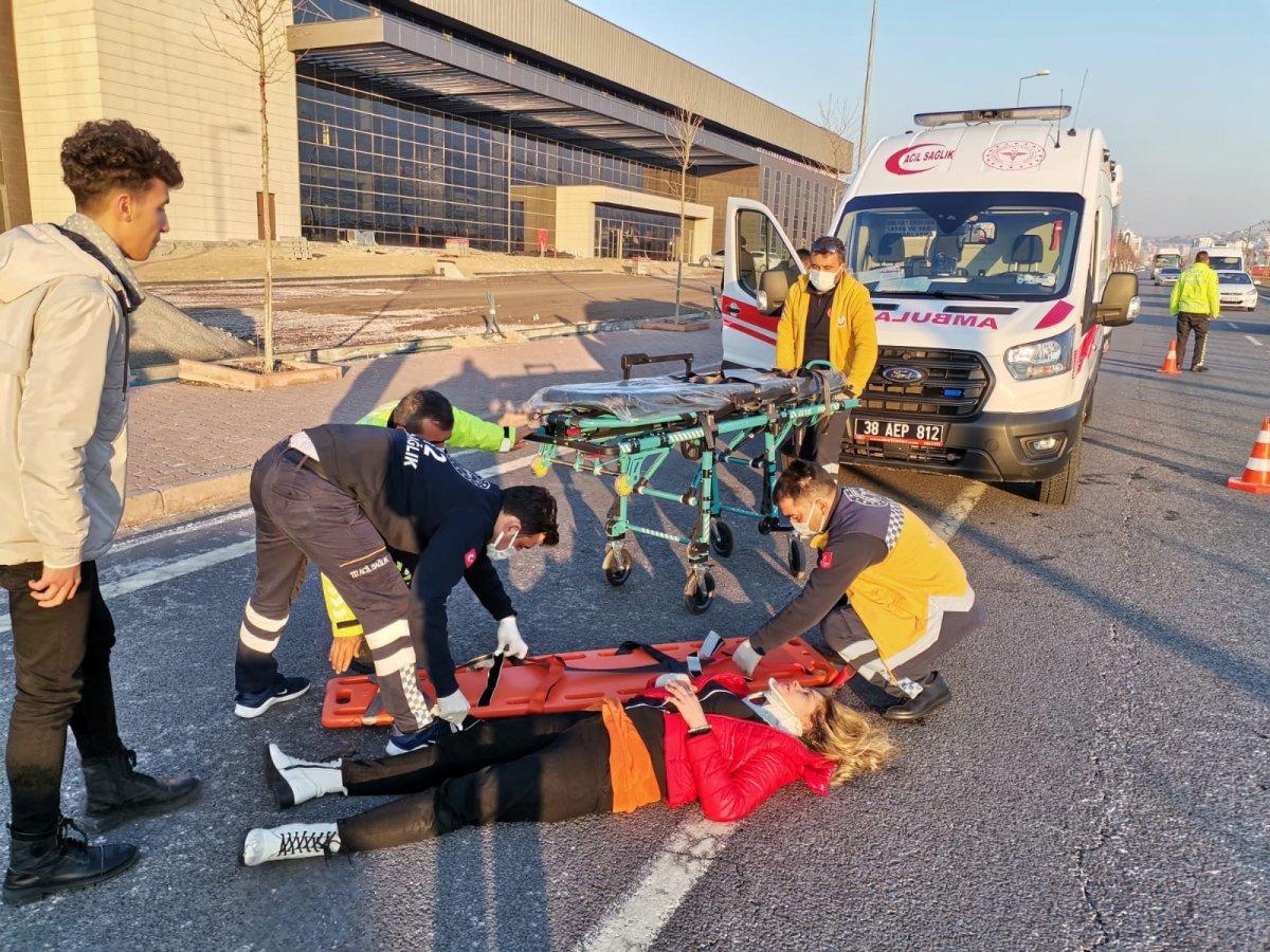 Kayseri'de genç kız hareket halindeki araçtan atladı