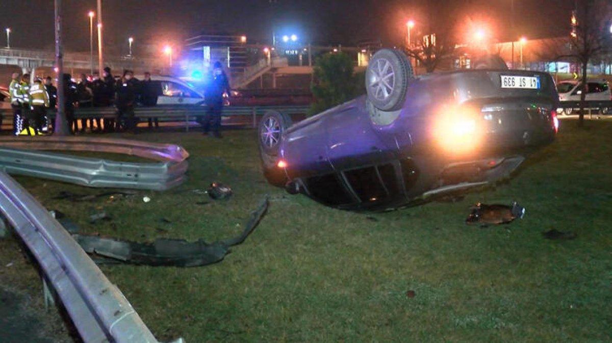 İstanbul'da polisten kaçan araç takla attı