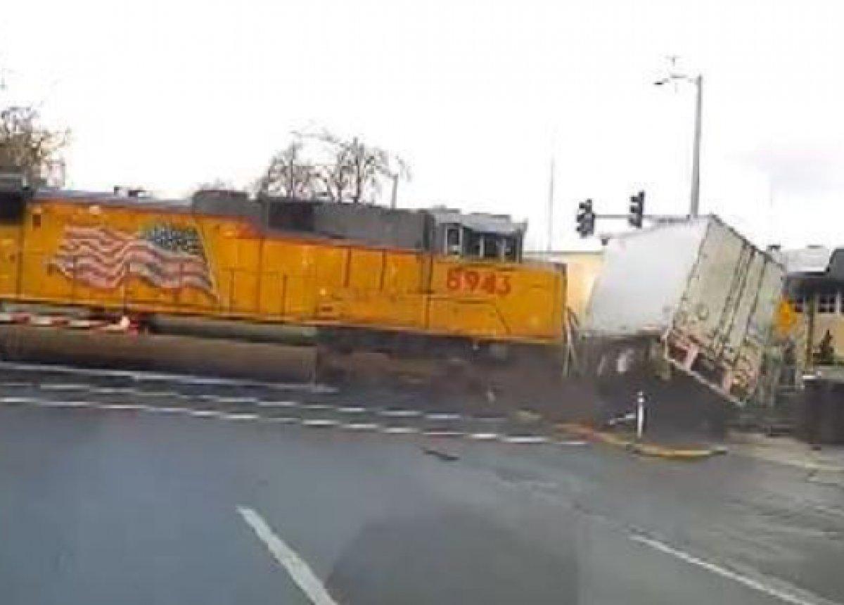 ABD'de trenin tıra çarpma anı