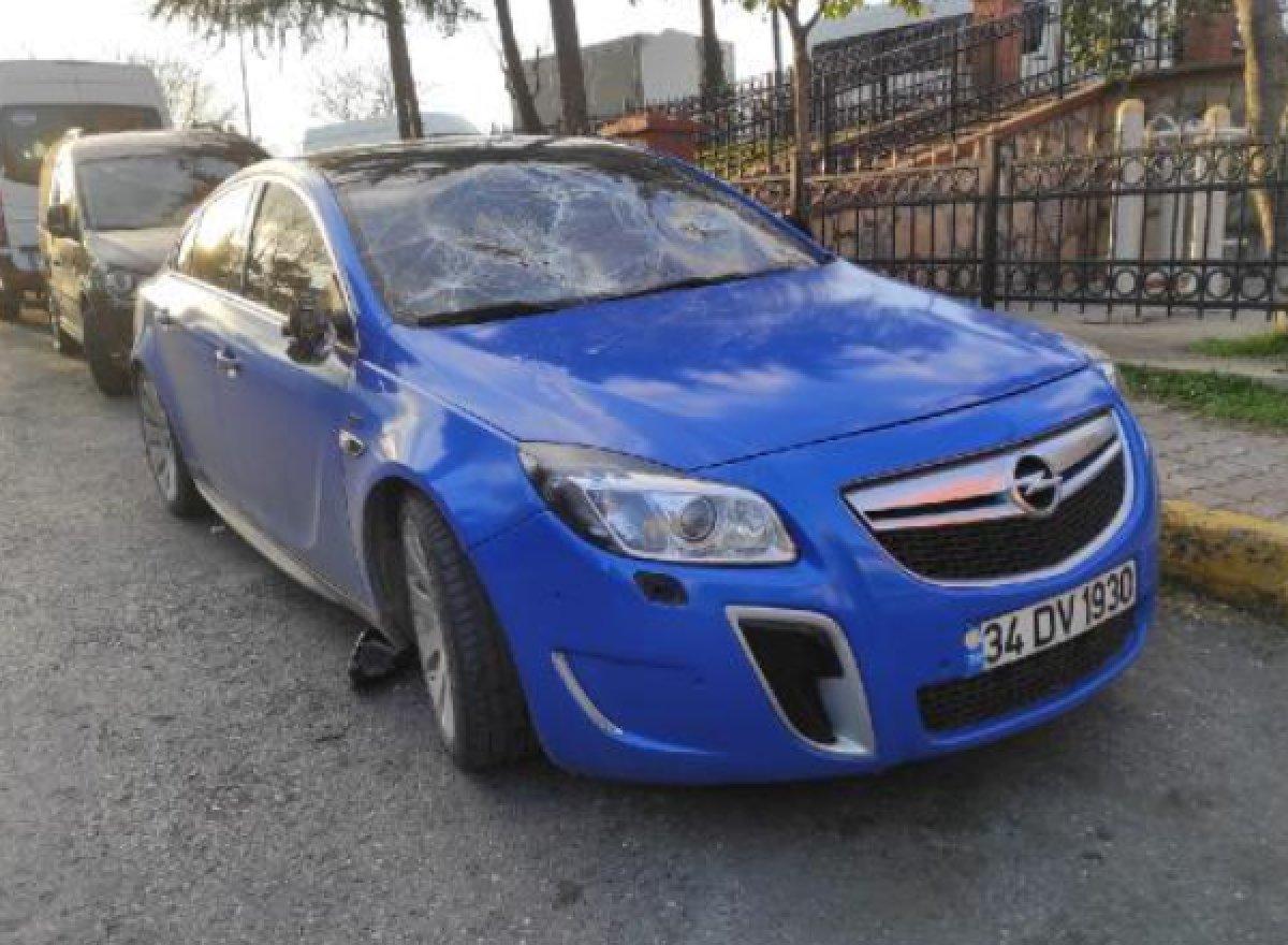 Beyoğlu'nda dayısının otomobilini parçaladı