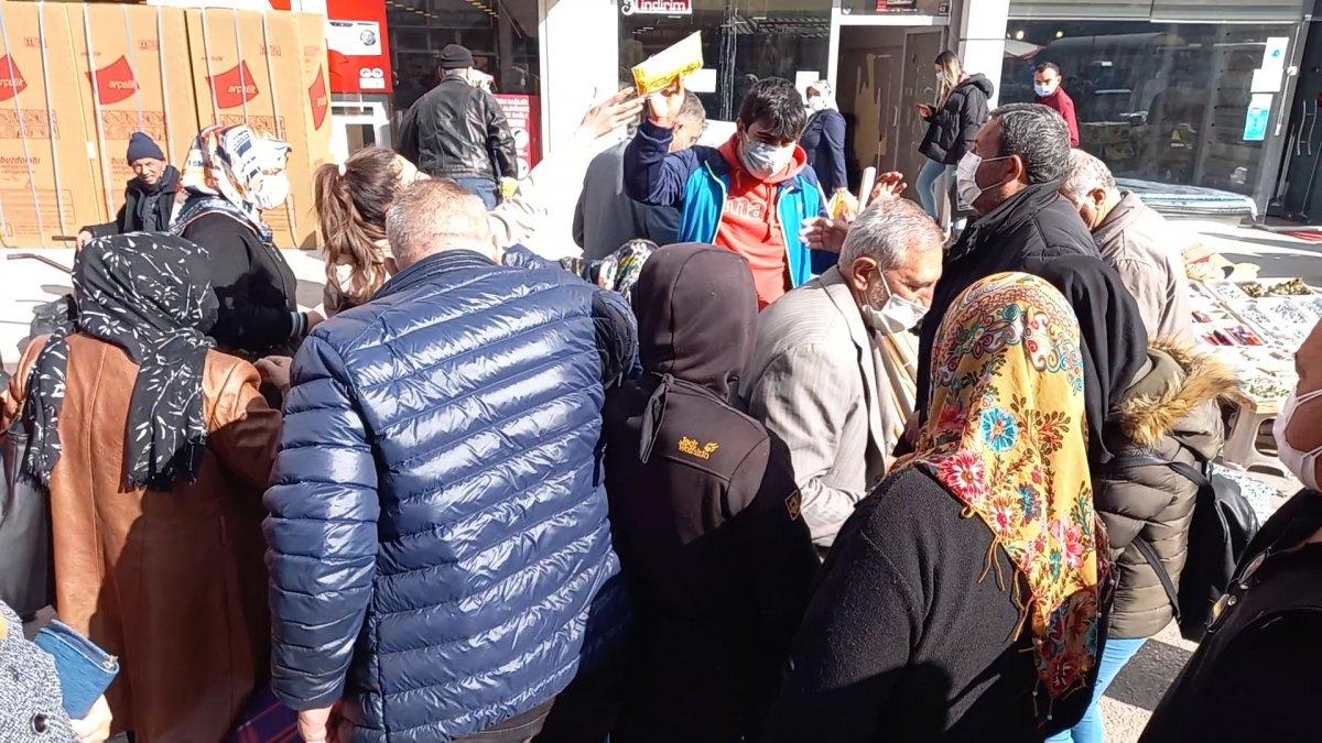 Kırıkkale'de ücretsiz maske izdihamı yaşandı