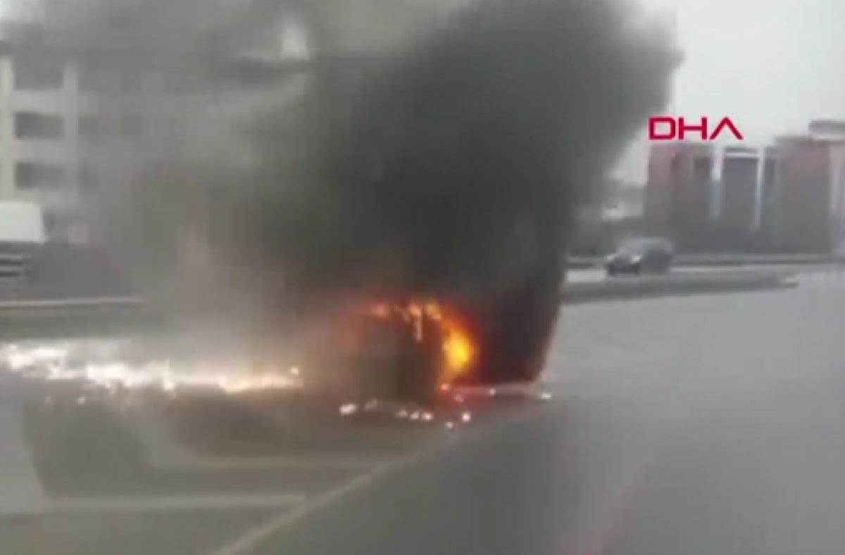 Avcılar'da yanarak kayan araç kamerada