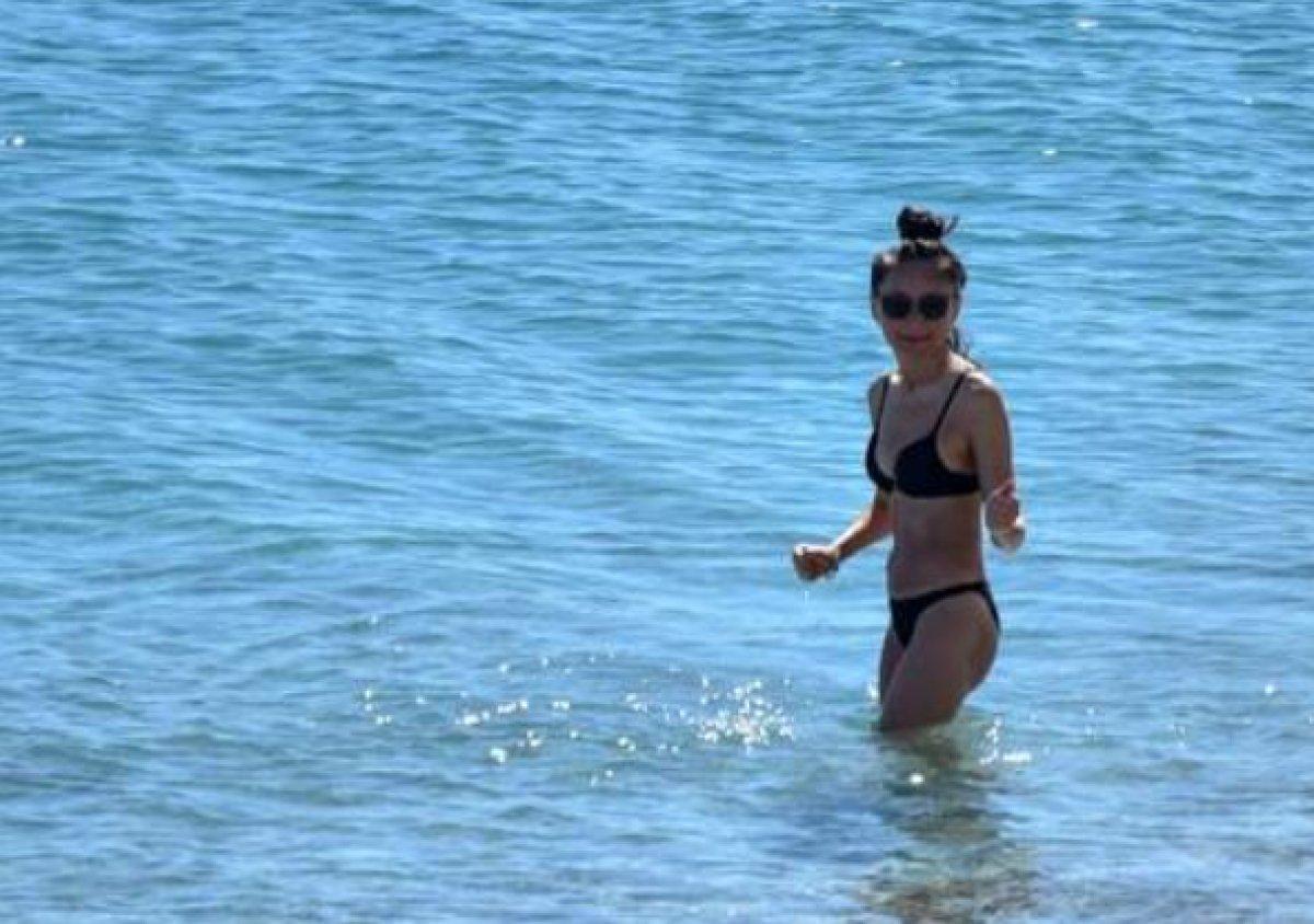 Antalya'da güneşi gören turistler denize koştu