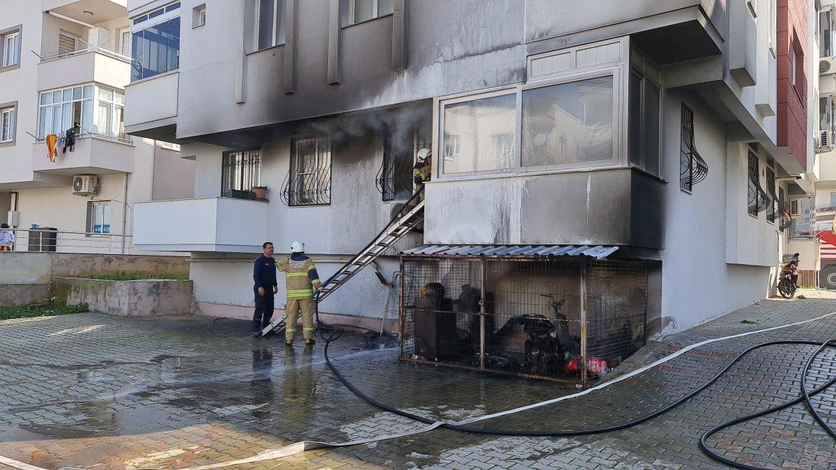 İzmir'de balkonun altında duran motosiklet alev aldı