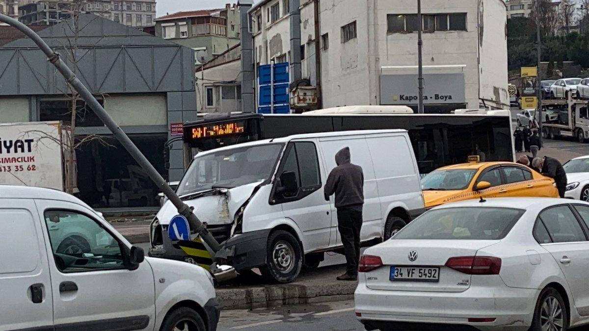Beyoğlu'nda minibüs, direğe çarparak durabildi