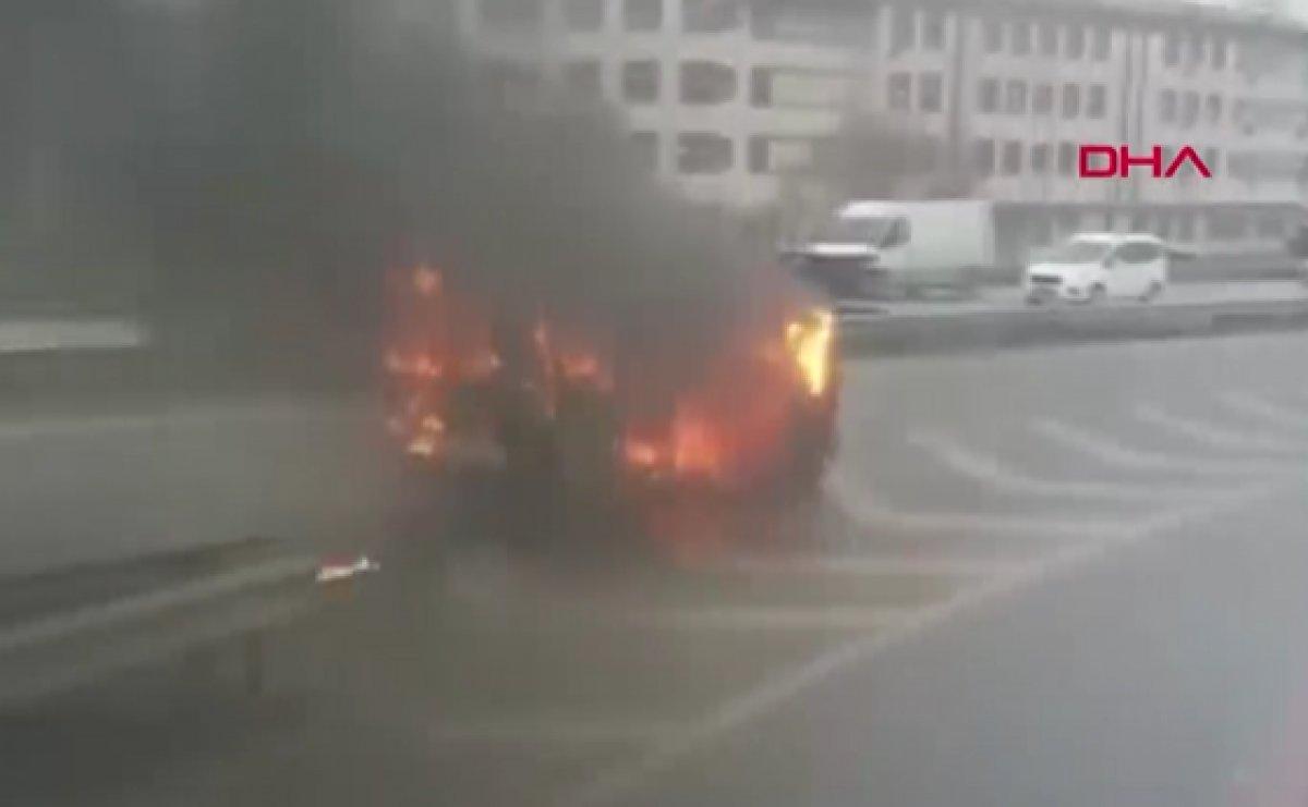 Avcılar'da yanarak kayan araç kamerada