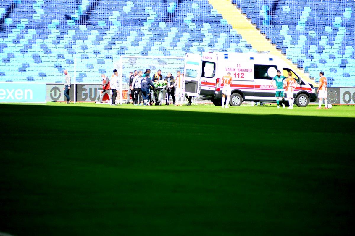 Adanaspor kalecisi Karacic ambulansla hastaneye kaldırıldı