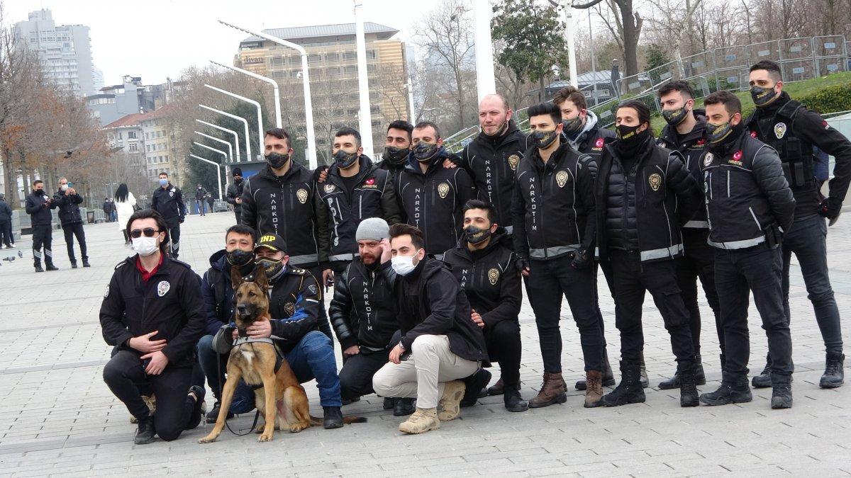 İstanbul'da polislerin gövde gösterisini turistler hayranlıkla izledi