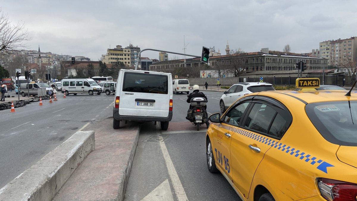Beyoğlu'nda minibüs, direğe çarparak durabildi