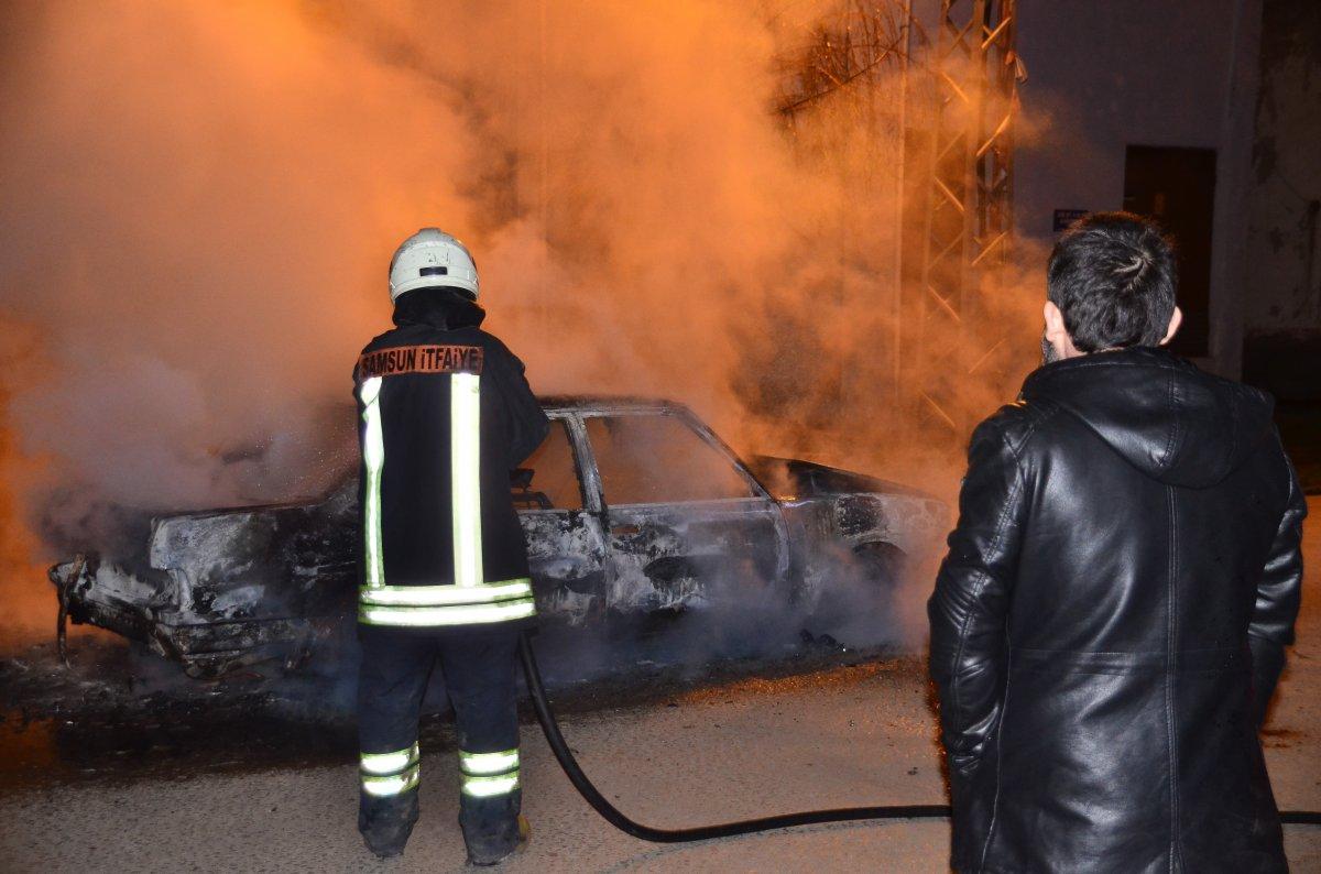 Samsun'da arıza yapan aracına sinirlenip ateşe verdi