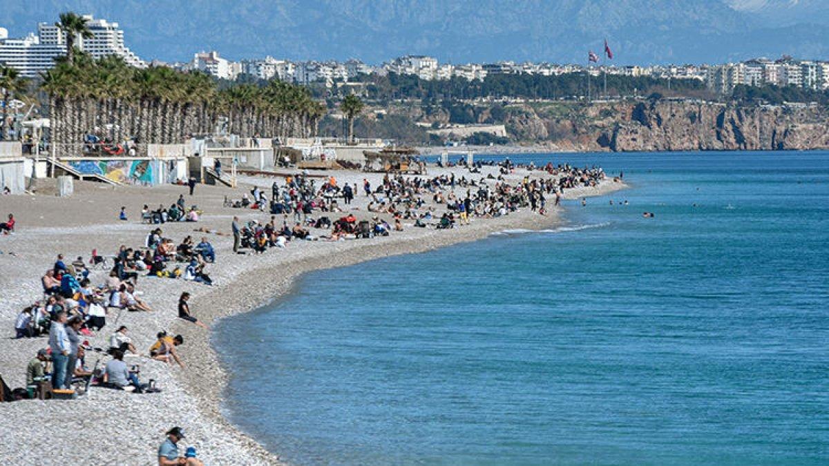 Antalya'da güneşi gören turistler denize koştu