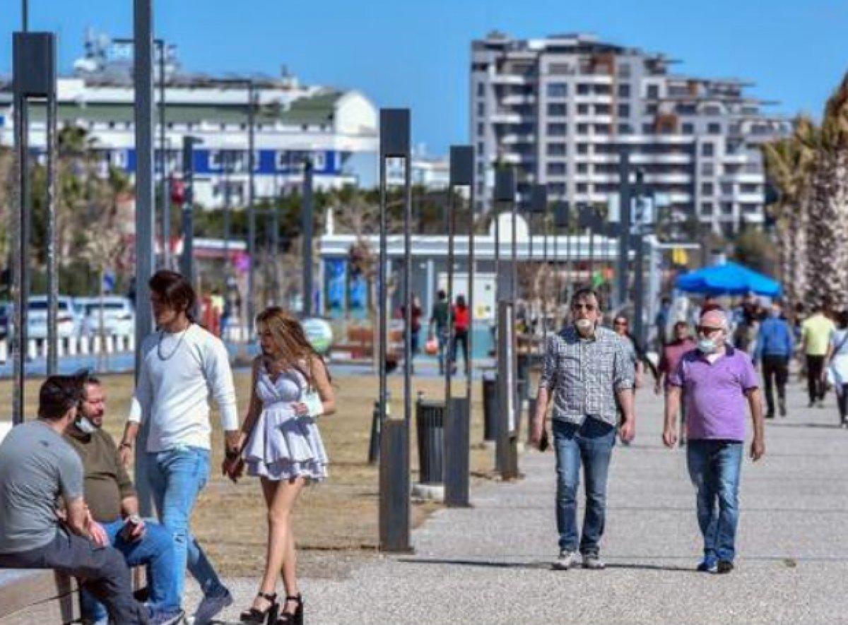 Antalya'da güneşi gören turistler denize koştu