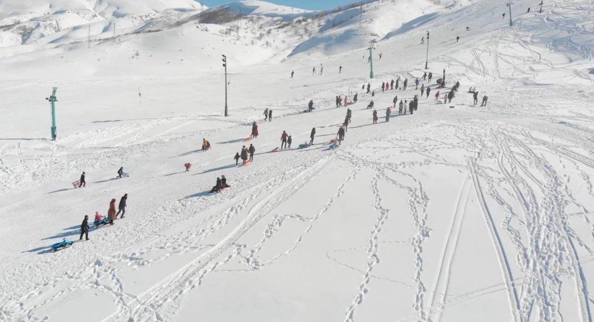 Bitlis'te kadınların kayak keyfi
