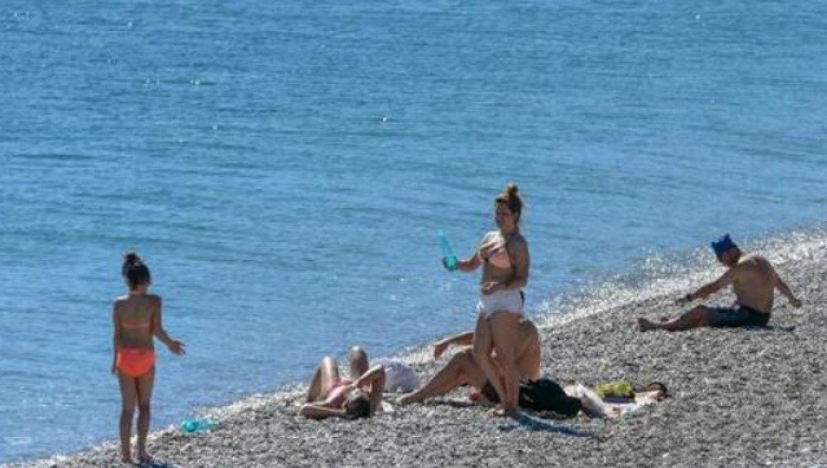 Antalya'da güneşi gören turistler denize koştu