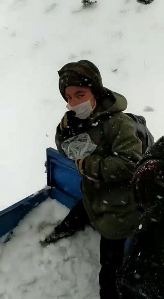 Siirt'te kar yağışı, eğitime engel olamadı