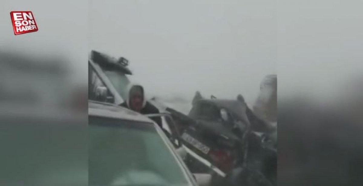 Azerbaycan'da 30 araç, buzlanma nedeniyle zincirleme kazaya karıştı