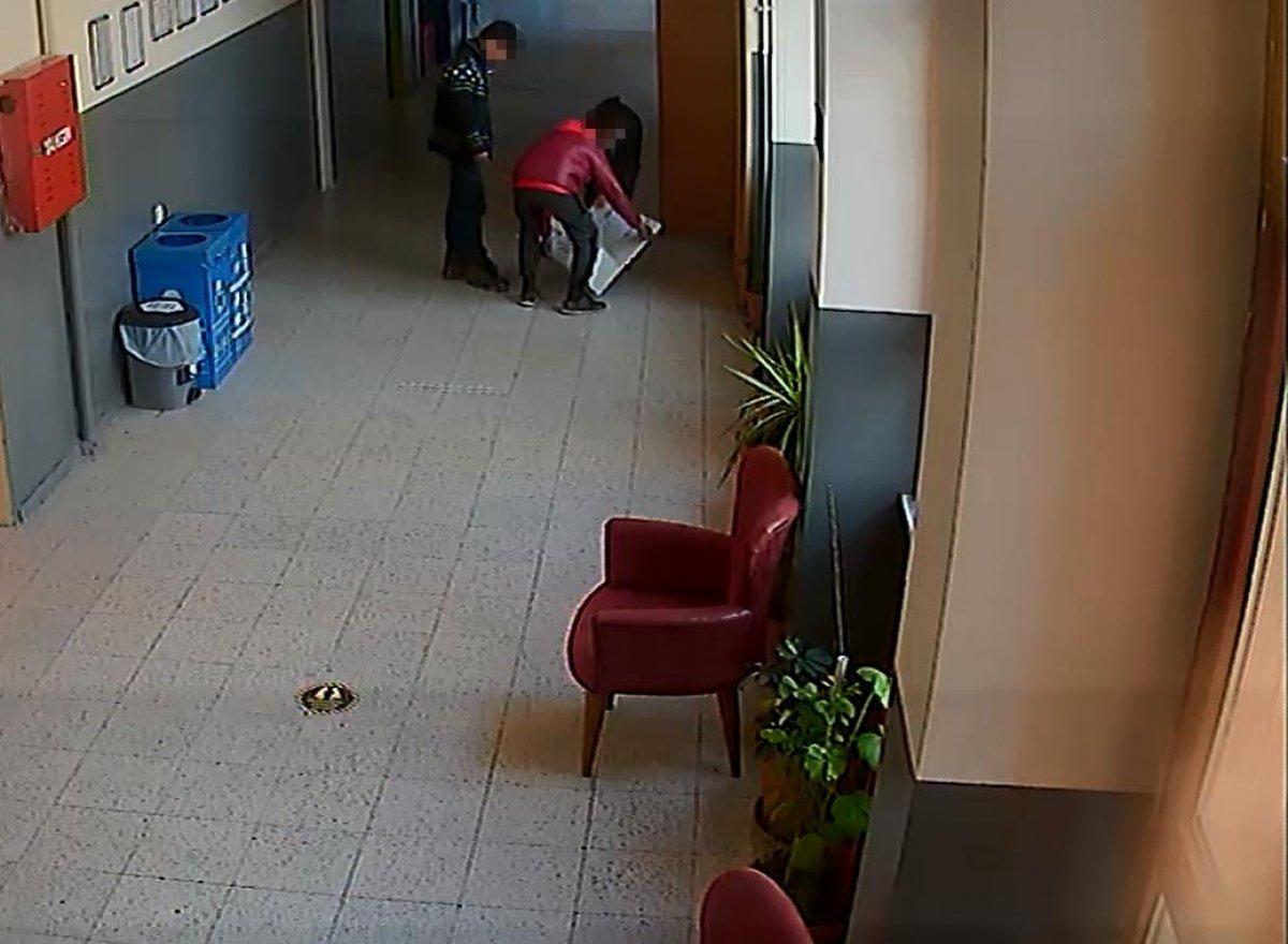 Bursa’da 3 çocuk okuldaki yardım kumbarasından 5 bin lira çaldı