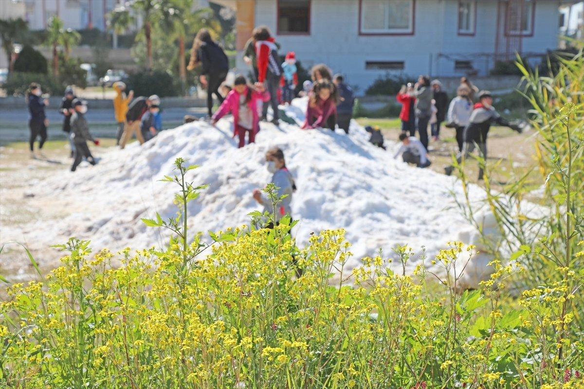 Mersinli çocuklar için Toroslar'ın zirvesinden kar getirildi