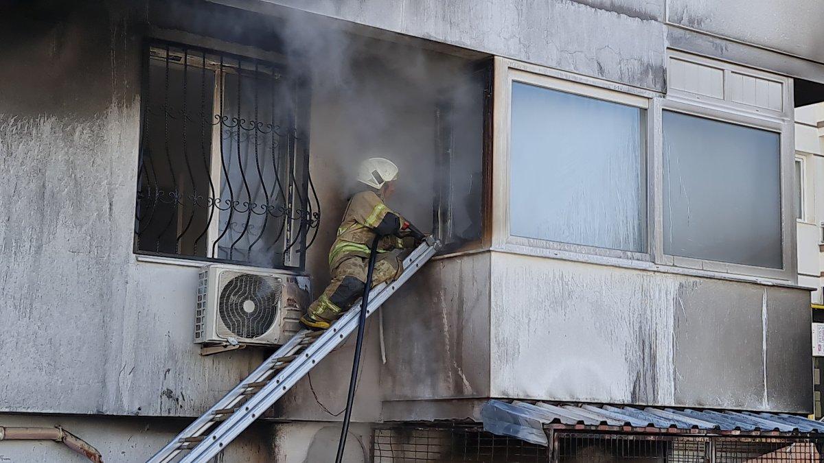 İzmir'de balkonun altında duran motosiklet alev aldı