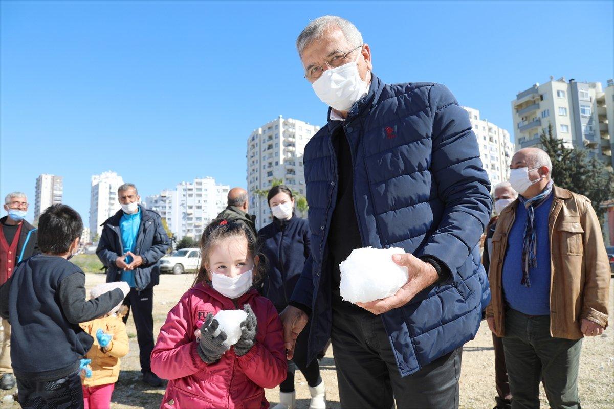 Mersinli çocuklar için Toroslar'ın zirvesinden kar getirildi