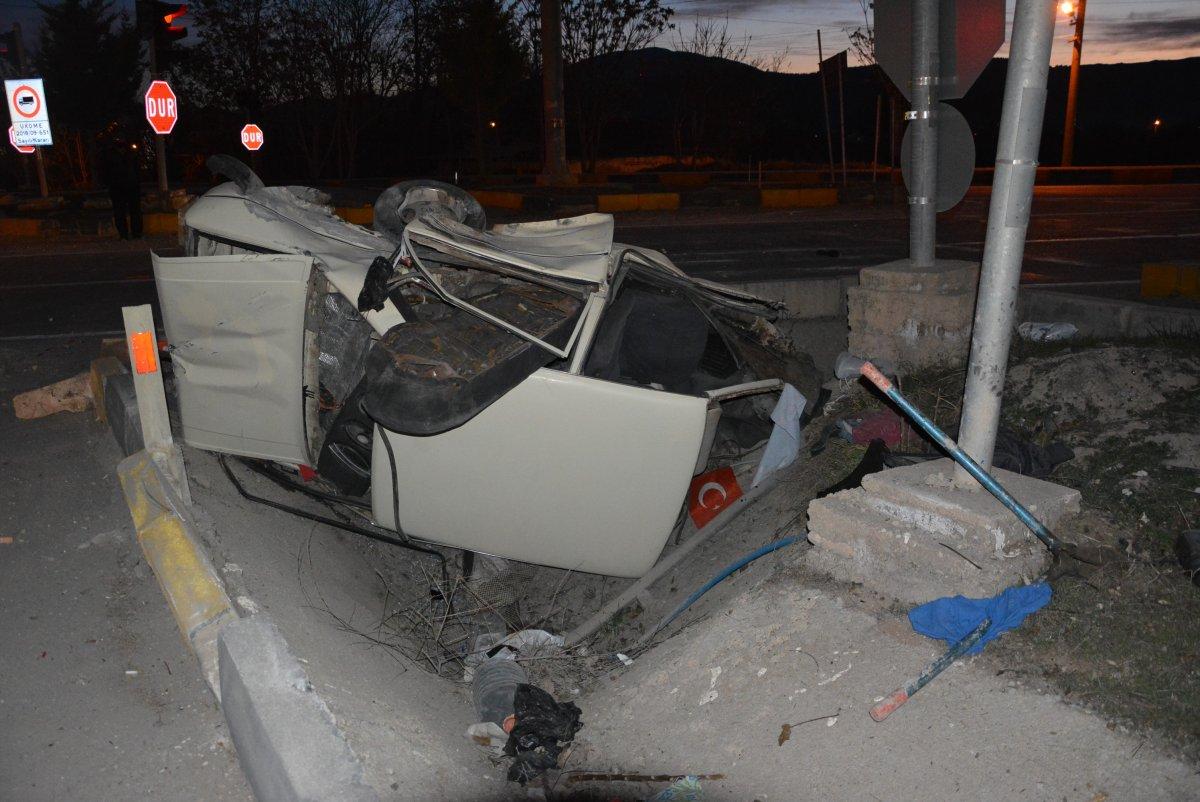 Antalya'da ikiye bölünen araçtan 2 kişi sağ çıktı