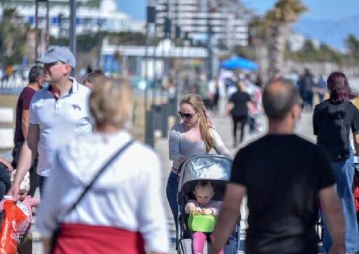 Antalya'da güneşi gören turistler denize koştu
