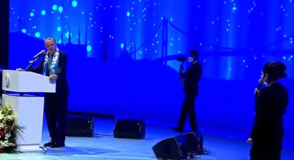 Cumhurbaşkanı Erdoğan, 'Beraber Yürüdük' şarkısına eşlik etti