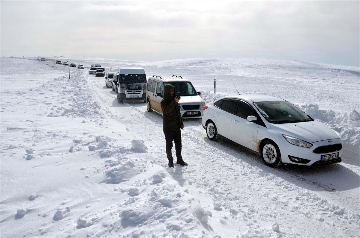 Muş'ta karlı yolda mahsur kalan yaklaşık 100 kişi kurtarıldı