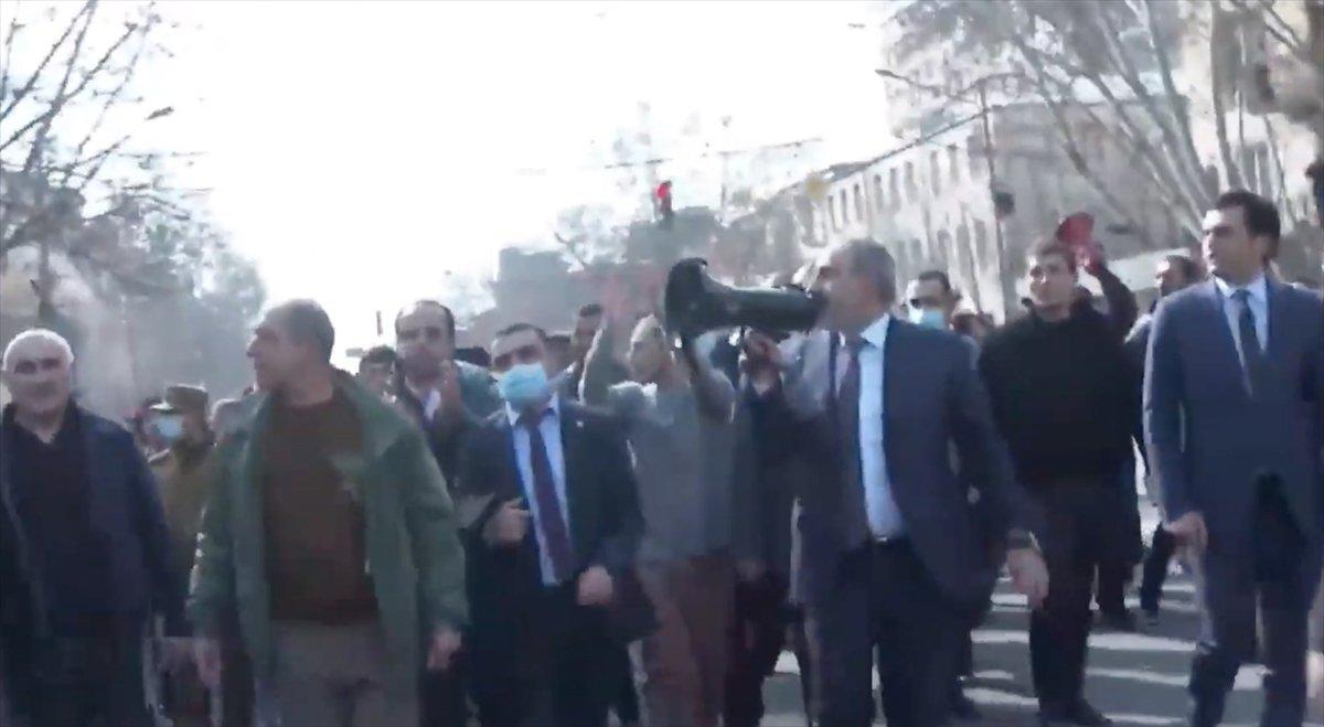 Nikol Paşinyan, darbe girişimine karşı sokağa indi