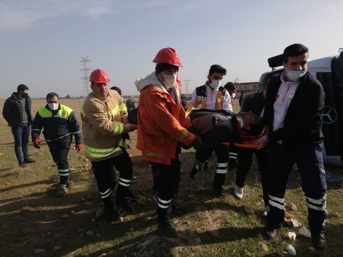 Mardin'de beton mikseri yola devrildi