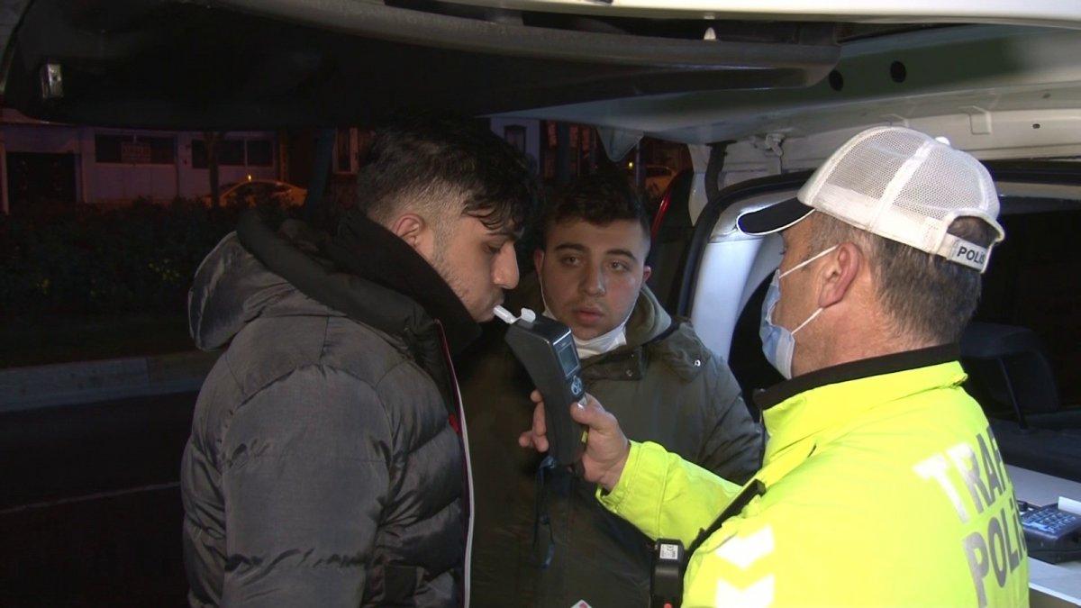 İstanbul'da alkollü gençler kaza yapınca polise yakalandı