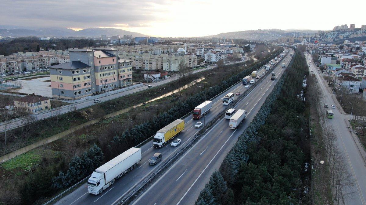 Kocaeli'de üç araç birbirine girdi: 4 yaralı