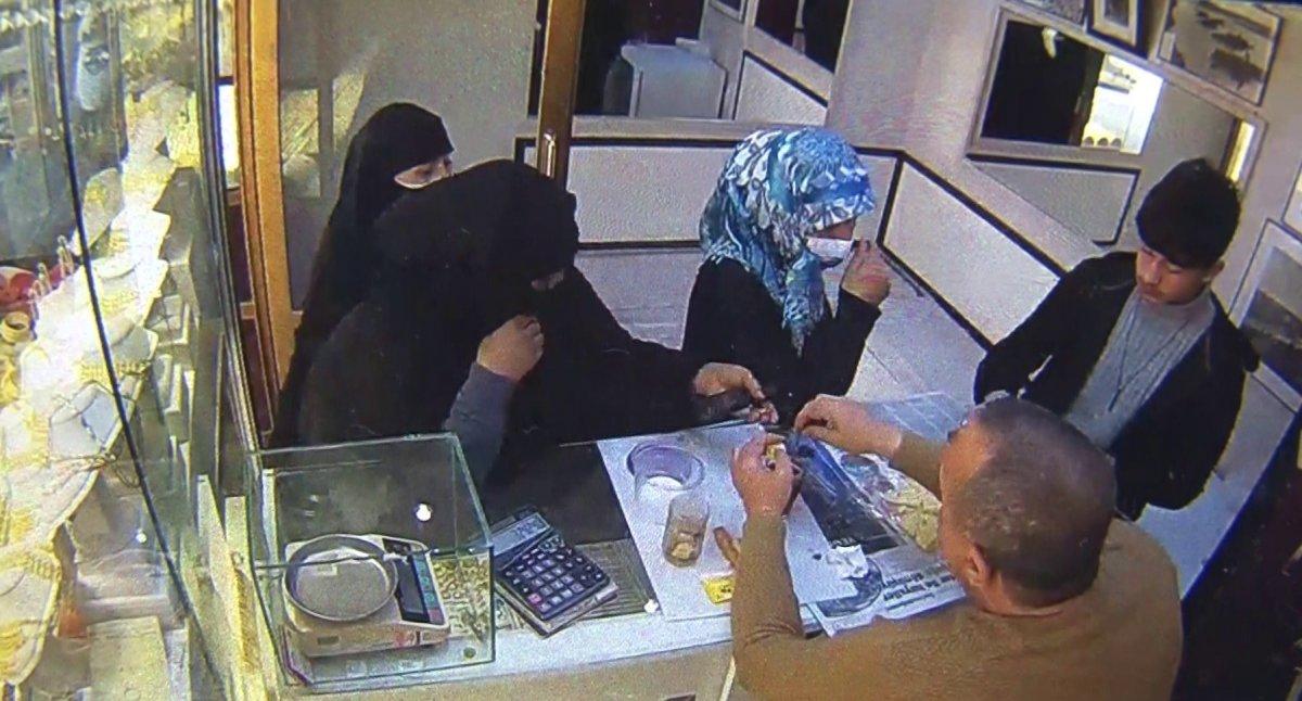 Antalya'da kuyumcudan 80 bin TL değerinde altın bileklik çaldılar