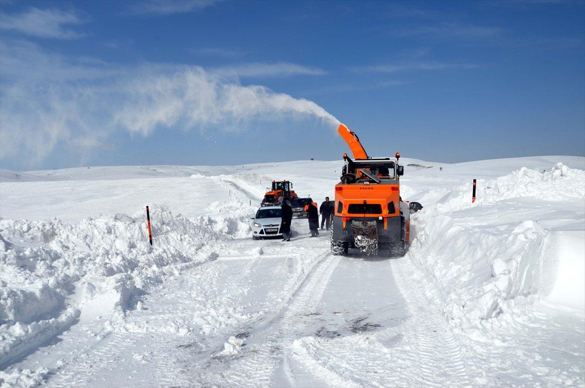 Muş'ta karlı yolda mahsur kalan yaklaşık 100 kişi kurtarıldı